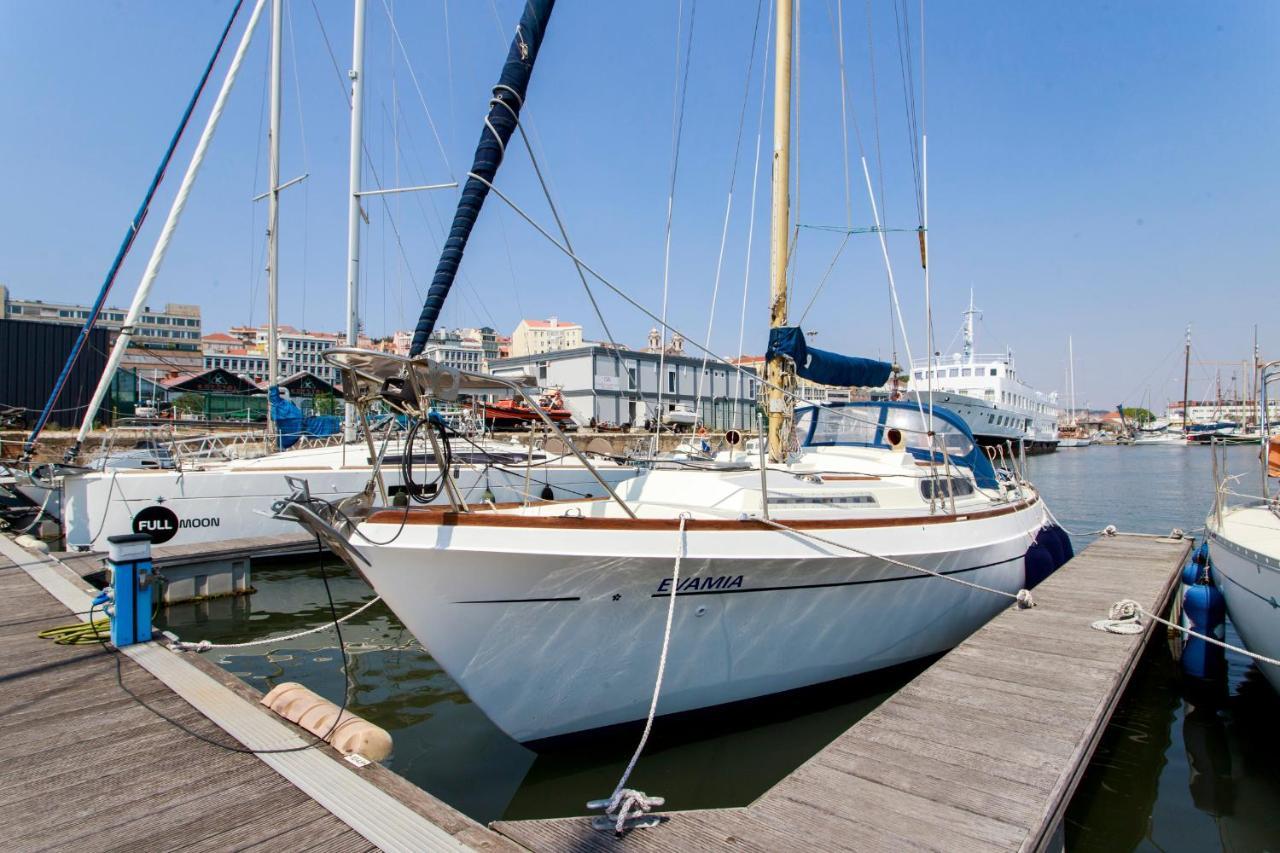 Evamia Boat Botel Lisbon